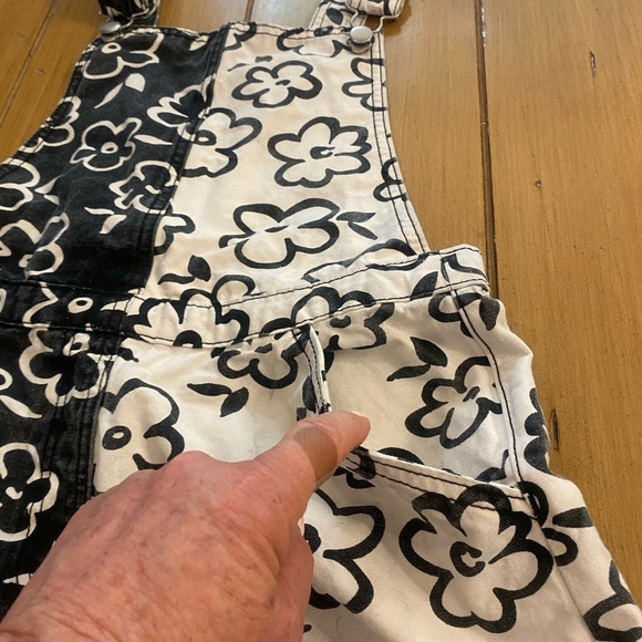 Forever21 Women’s Overalls Black White Flowers Festival S-M - Picture 12 of 13
